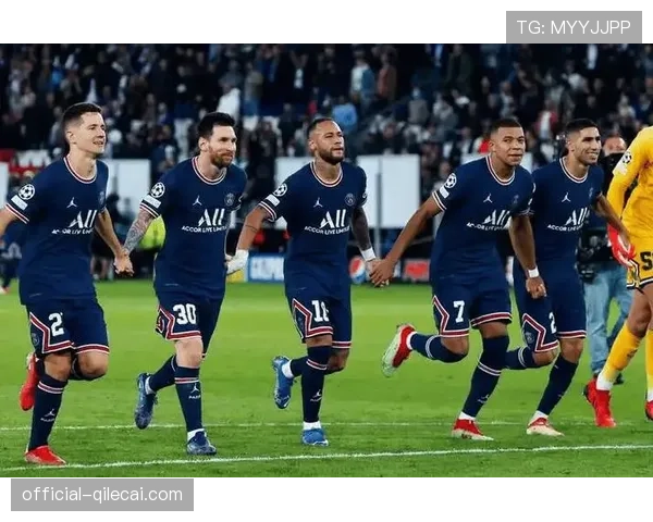 官方确认:里昂对阵南特的比赛因主队球迷冲入草坪而提前终止。 官方确认:里昂对阵南特的比赛因主队球迷冲入草坪而提前终止。